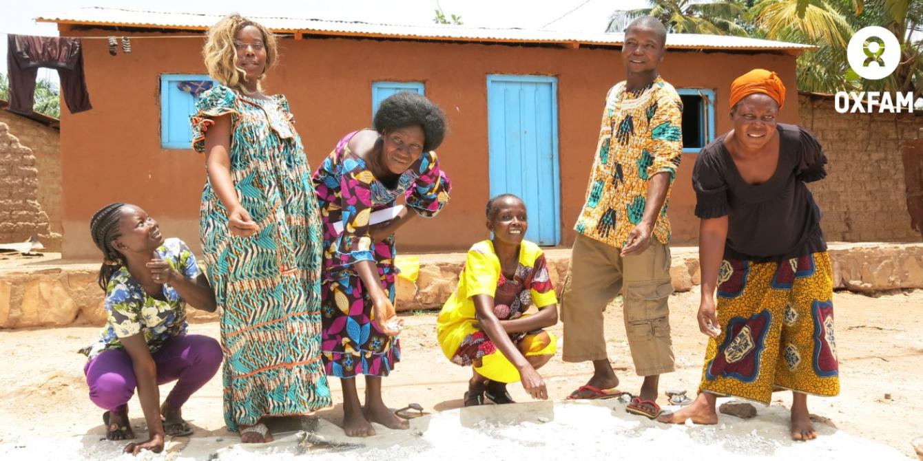 26 mars 2019 - Plusieurs membres du groupement de petit commerce 'Be Oko' mettent du manioc à sécher au soleil, dans le 5è arrondissement de Bangui. © Aurélie Godet/Oxfam Plusieurs membres du groupement de petit commerce 'Be Oko' mettent du manioc à sécher au soleil, dans le 5è arrondissement de Bangui. © Aurélie Godet/Oxfam